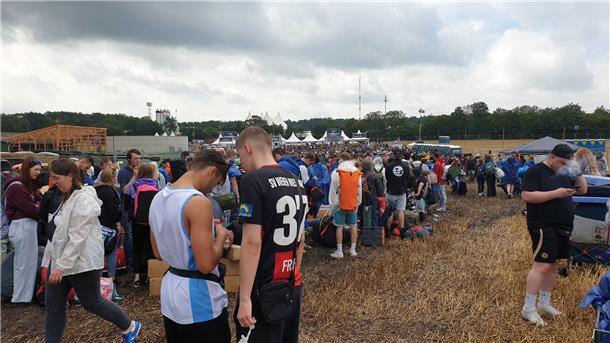 Anreise zum Deichbrand 2023: Das Festival startet mit Stau, Schlamm und Spaß.
