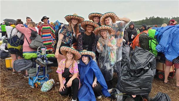 Anreise zum Deichbrand 2023: Das Festival startet mit Stau, Schlamm und Spaß.