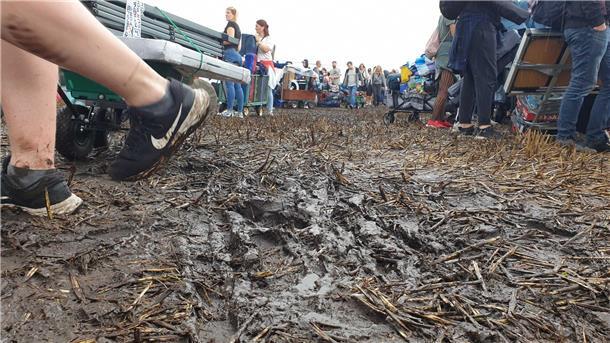 Anreise zum Deichbrand 2023: Das Festival startet mit Stau, Schlamm und Spaß.