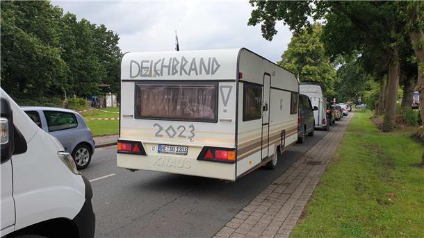 Anreise zum Deichbrand 2023: Das Festival startet mit Stau, Schlamm und Spaß.