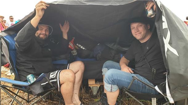 Anreise zum Deichbrand 2023: Das Festival startet mit Stau, Schlamm und Spaß.