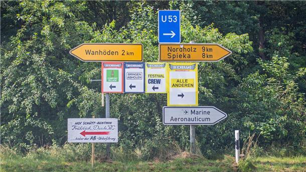 Anreise zum Deichbrand 2023: Das Festival startet mit Stau, Schlamm und Spaß.