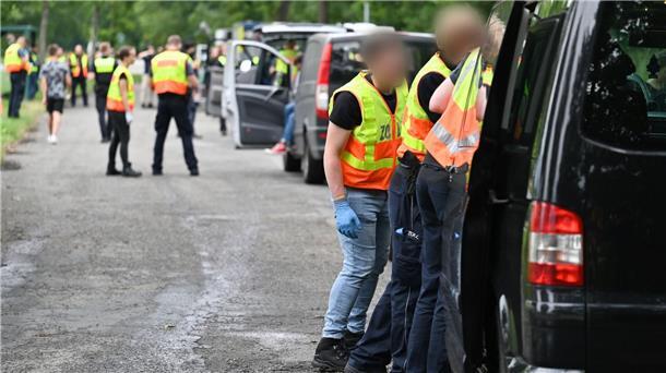 Ausverkauftes Deichbrand Festival ist gestartet Anreisende Besucher des Deichbrand Festivals werden bei einer gemeinsamen Großkontrolle von Zoll und Polizei auf der Landstraße 135 kontrolliert.