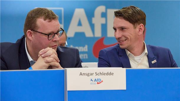 Trotz Durchsuchung: Schledde neuer AfD-Landesvorsitzender Ansgar Schledde (l), stellvertretender Landesvorsitzender, und Frank Rinck, Landesvorsitzender, (beide AfD).