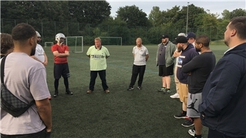 Ansprache vor dem ersten Seahawks-Training nach der Trennung von Cheftrainer James Joseph Fayed (Mitte, von links): Der Seahawks-Vorsitzende Michael Steinke und die beiden Trainer Marco Monsees und Chris Grove.