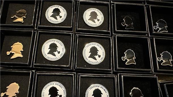 Unsterblicher Detektiv: 130 Jahre Sherlock Holmes Anstecknadeln mit dem Konterfei des berühmten Detektivs im Sherlock-Holmes-Museum.