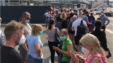 Anstehen für den Corona-Test. Die Gesundheitsbehörden waren am Sonnabend am Bremer Flughafen überfordert, nachdem ein Jet mit 180 Passagieren gelandet war. Passagiere, die von Mallorca kamen, mussten bis zu drei Stunden warten.