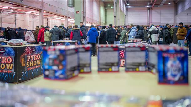 Anstellen für die „Pyro-Show“: Der Bremerhavener Hersteller „Comet" öffnet sein Logistikzentrum wieder zum Werksverkauf.