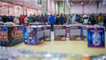 Anstellen für die „Pyro-Show“: Der Bremerhavener Hersteller „Comet" öffnet sein Logistikzentrum wieder zum Werksverkauf.