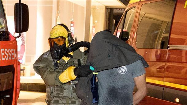 NRW: Nach Anti-Terror-Einsatz - Brüder bleiben in U-Haft Anti-Terror-Ermittler bei der Festnahme des 32-jährigen Verdächtigen am 8. Januar.