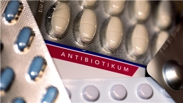 Eine Packung Antibiotika und diverse andere Medikamente