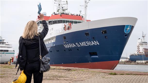 Antje Boetius, Direktorin des Alfred-Wegener-Instituts, winkt den Expeditionsteilnehmern und Teilnehmerinnen auf dem deutschen Forschungsschiff „Maria S. Merian". Zwei Forschungsschiffe brechen von Bremerhaven aus Richtung Arktis auf. An Bord sind rund 100 Wissenschaftler, die das derzeitige Personal des Eisbrechers „Polarstern“ ablösen sollen.