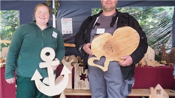 Antje und Kai Hencken boten auf ihrem Stand selbst gefertigte Holzschnitzereien an.