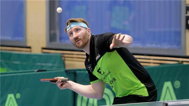 Tischtennisspieler beim Aufschlag