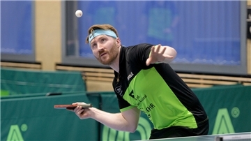 Tischtennisspieler beim Aufschlag