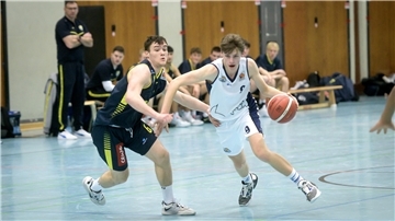 Anton Meyer (rechts) war am ersten Spieltag Topwerfer bei den NBBL-Eisbären. Der Aufsteiger hat am Sonntag den deutschen U19-Meister Alba Berlin zu Gast in der Kolbhalle.