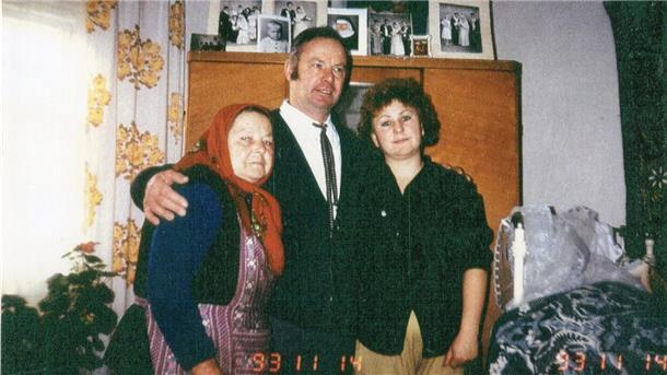 „trotzdem da!“ – Wanderausstellung über „Kinder aus verbotenen Beziehungen“ Anton Model bei dem ersten Treffen mit seiner Mutter Warga Taran, einer ehemaligen sowjetischen Zwangsarbeiterin, und einer Halbschwester in der Ukraine, 1993. Anton Model ist Teilnehmer im Projekt „trotzdem da!“.