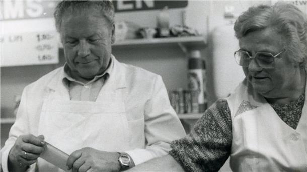 Krams Imbiss schließt: Das Ende einer Institution Das Foto zeigt Firmengründer Anton Krams zusammen mit seiner Frau Irmgard.