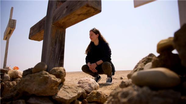 Reportage „Totgerast“: Der Umgang mit Trauma und Schmerz Antonia gedenkt in der Namibischen Wüste ihrer Eltern und Schwester.