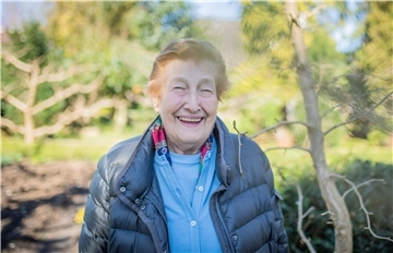 Antonie Lenk ist mit 91 Jahren und vielen Schickalsschlägen und dunkelzeiten des Lebens eine tief zufriedene, positiv gestimmte, dem Leben dankbare Seniorin aus Bremerhaven.