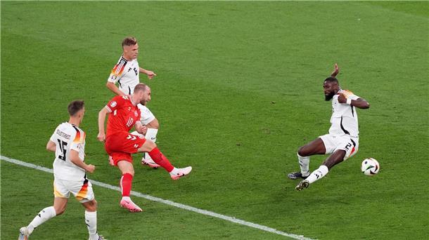 Antonio Rüdiger (r) blockt einen Schuss vom Dänen Christian Eriksen.