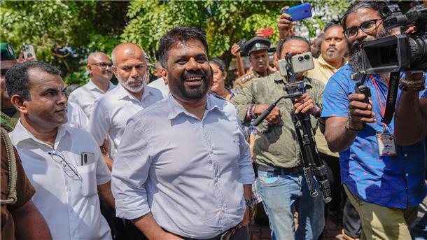 Anura Kumara Dissanayake spricht nach der Stimmabgabe vor Journalisten.