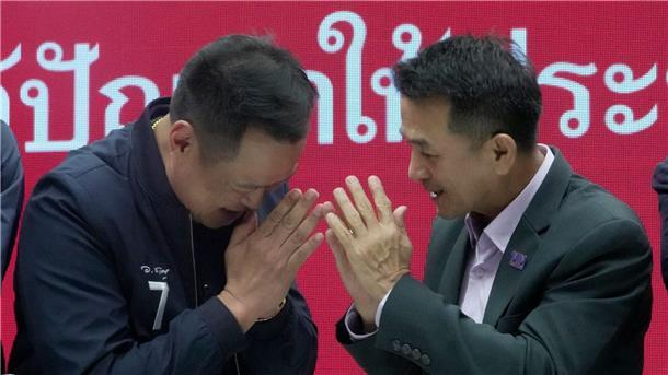 Neues Parteienbündnis will in Thailand eine Regierung bilden Anutin Charnvirakul (l), Vorsitzender der Bhumjaithai-Partei, und Chonlanan Srikaew, Vorsitzender der Pheu Thai, begrüßen sich nach einer Pressekonferenz.