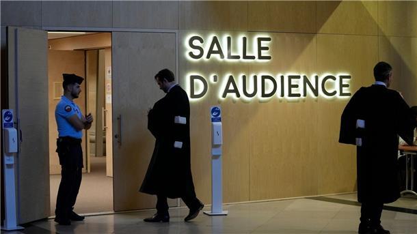 Anwälte betreten in Paris den Sondergerichtssaal des Prozesses um die Anschläge von Nizza.