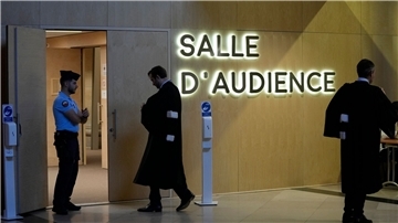 Anwälte betreten in Paris den Sondergerichtssaal des Prozesses um die Anschläge von Nizza.