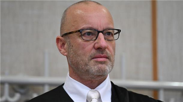 DFB-Anwalt: Keine Steuerhinterziehung in WM-Affäre Anwalt Jan Olaf Leisner hat den im Zuge des Sommermärchen-Prozesses gegen den DFB erhobenen Vorwurf der Steuerhinterziehung zurückgewiesen.