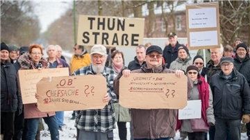 Anwohner aus Wulsdorf, Geestemünde und Grünhöfe protestieren vor der Wasserpumpstation Wulsdorf. Im Bild:  Günter Schwellnus und Peter Velden. 