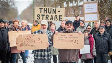 Menschen mit Pappschildern in der Hand demonstrieren
