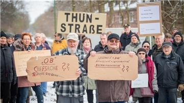 Menschen mit Pappschildern in der Hand demonstrieren