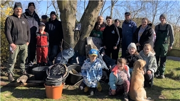 Ein Gruppe von Kindern und Erwachsenen mit Müll. Anwohner der Butjadinger Wisch waren wieder fleißig und haben Müll gesammelt.