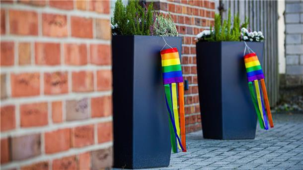 Anwohner haben neben Regenbogenflaggen auch Windspiele oder Girlanden augehängt.  
