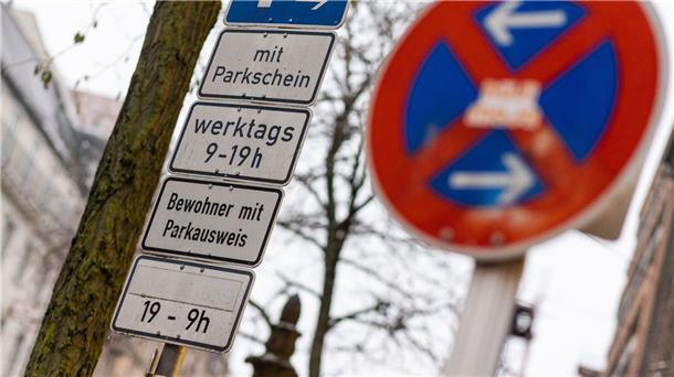 Umwelthilfe fordert deutlich teureres Anwohnerparken Anwohner können in vielen Städten für rund 30 Euro im Jahr parken.