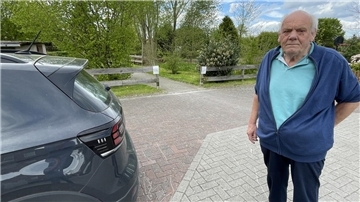 Mann vor einem Auto, Nordenham, Elsflether Straße