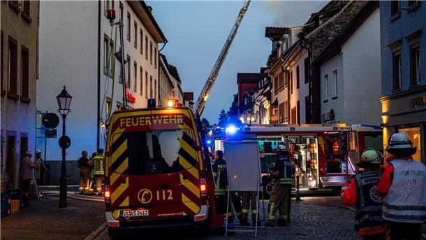 Altstadtbrand: Ursachensuche in Villingen-Schwenningen läuft Anwohner sollten Fenster und Türen geschlossen halten.