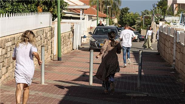 Hamas feuert Raketen auf Großraum Tel Aviv Anwohner versuchen während eines Raketenangriffs in Deckung zu gehen (Archivbild).