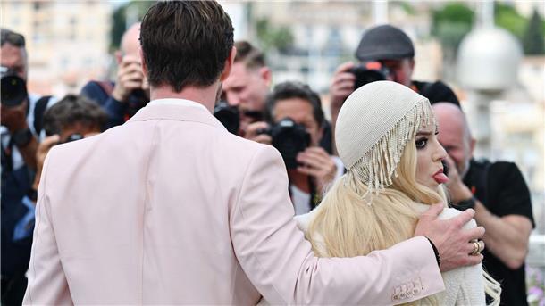 Anya Taylor-Joy streckt ihre Zunge heraus.