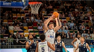 Anzac Risseto holt einen Rebound für die Eisbären Bremerhaven.