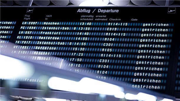 Anzeigetafel im Flughafen Hannover-Langenhagen. Über 4.300 Klagen wegen Verspätungen und Ausfällen von Flügen gab es 2024 am Amtsgericht Hannover. (Symbolbild) 