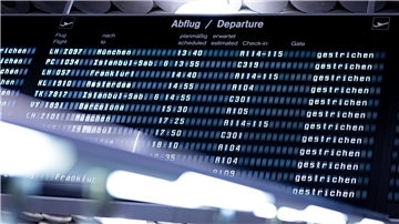 Anzeigetafel im Flughafen Hannover-Langenhagen. Über 4.300 Klagen wegen Verspätungen und Ausfällen von Flügen gab es 2024 am Amtsgericht Hannover. (Symbolbild) 