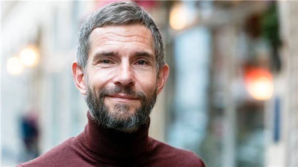 Früher Porno, jetzt FDP: Beisenherz spottet wegen Annina Ucatis „Apokalypse & Filterkaffee“ von Journalist und Autor Micky Beisenherz zählt zu den erfolgreichsten Podcasts in Deutschland.