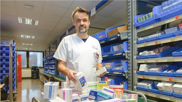 Apotheker Dr. Matthias Haerting hat in der Krankenhausapotheke im Klinikum Reinkenheide einen Blick auf Antibiotika.
