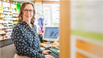 Apothekerin Erika Miéville zeigt die Demo-Version des digitalen Impfzertifikates vom Deutschen Apothekenverband auf dem Bildschirm.