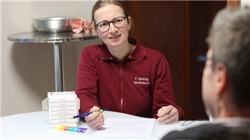 Apothekerin Frauke Söchtig besitzt die Qualifikation, eine Medikationsanalyse durchzuführen. Seit Sommer dieses Jahres können Kunden sich einmal im Jahr kostenlos beraten lassen. Doch längst nicht alle Apotheken bieten den Service an. Auch in Zeven steht die Entscheidung noch aus.