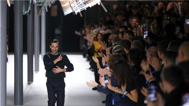 Nicolas Ghesquière feiert zehn Jahre bei Louis Vuitton Applaus für Nicolas Ghesquière nach der Show.