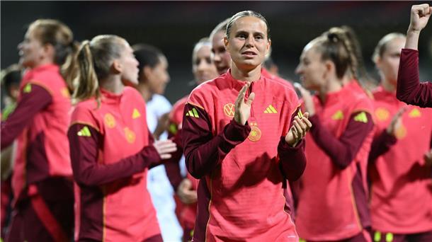 Nach unruhigen Tagen: Befreiungsschlag für Wück Applaus fürs eigene Team in Bremen: Klara Bühl (M.)