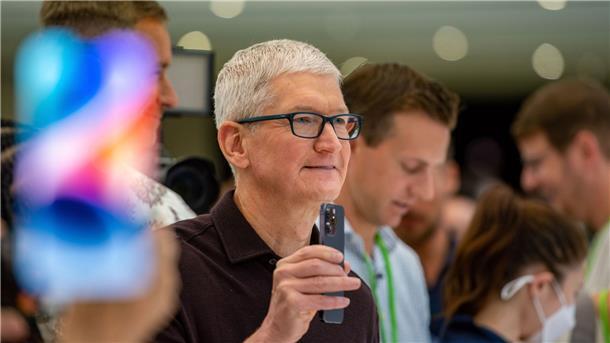 Lockdowns in China verursachen Lieferprobleme beim iPhone Apple-Chef Tim Cook mit einem neuen iPhone 14 auf der Neuheitenveranstaltung im September 2022.